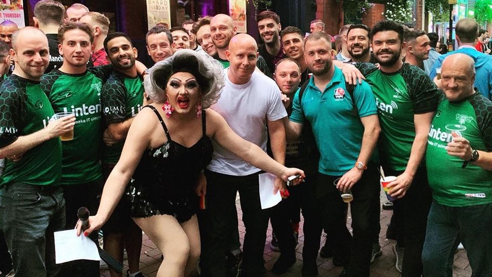 Facebook / Steve Joyce/facebook.com/villagemancfc / Na zdjęciu: Village Manchester Football Club i drag queen Miss Penny. Na paradzie Pride. 