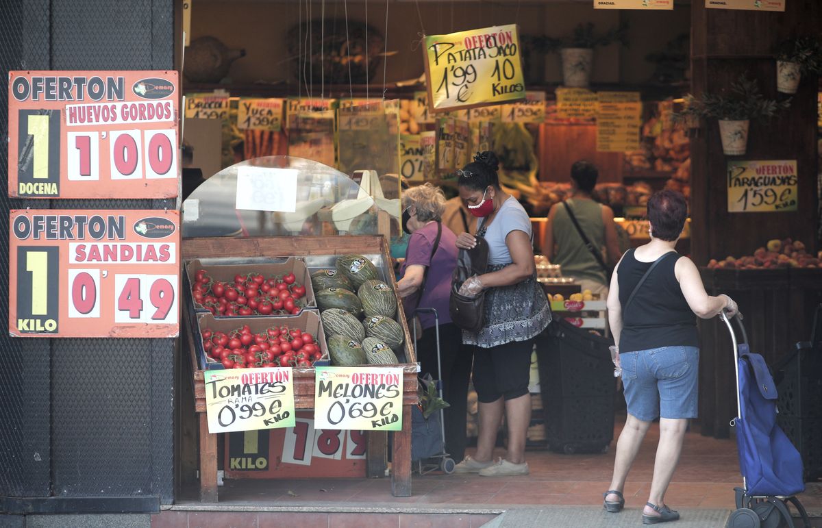 MADRID, SPAIN - JULY 30: Several people shop in a fruit shop on the day the National Institute for Statistics has published that the Consumer Price Index (CPI) had decreased 0.9% in July as compared with the previous month, and had reduced its interannual rate by three tenths, to -0.6%, as compared with -0.3% in June on July 30, 2020 in Madrid, Spain. With this three-tenths drop, the interannual CPI returned to the decreases after it had rebounded six tenths in June, thus breaking a four-month period of falls. With the July figure, inflation is now in negative territory for four months.  (Photo by Eduardo Parra/Europa Press via Getty Images)  (Photo by Europa Press News/Europa Press via Getty Images)