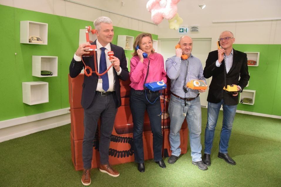 Wystawa telefonów z Radomia będzie czynna od piątku, 28 listopada. na zdjęciu z eksponatami (od lewej) Michał Kudła z Kombud Group, dyrektor Resursy Obywatelskiej Justyna Górska - Streicher, kurator wystawy Paweł Puton oraz Sebastian Pawłowski, kolekcjoner telefonów z Radomia. 