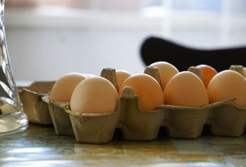 Czy należy myć jajka przed jedzeniem? Lekarka stanowczo