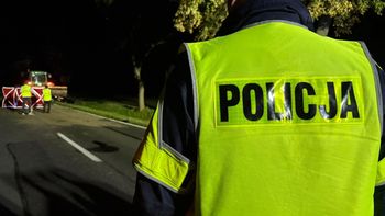 Wyszedł z rozbitego auta na jezdnię. Został potrącony