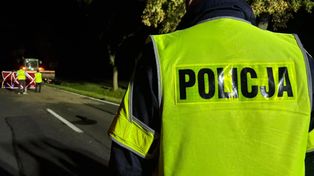 Wyszedł z rozbitego auta na jezdnię. Został potrącony