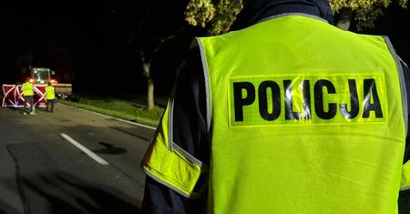 Wyszedł z rozbitego auta na jezdnię. Został potrącony