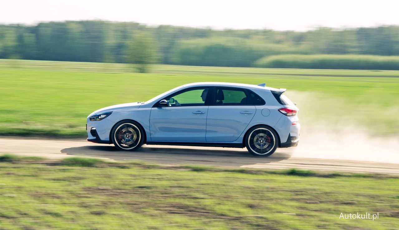 Test na szutrowej drodze pokazał, że Hyundai i30 N Performance świetnie czuje się w takich warunkach - jak rajdówka WRC.