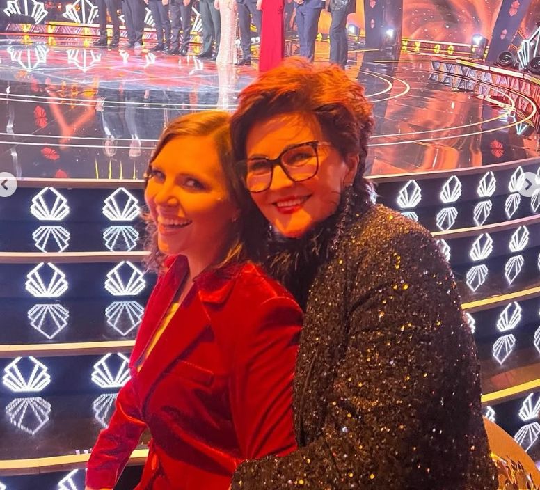Aleksandra Kwaśniewska z mamą na koncercie TVP