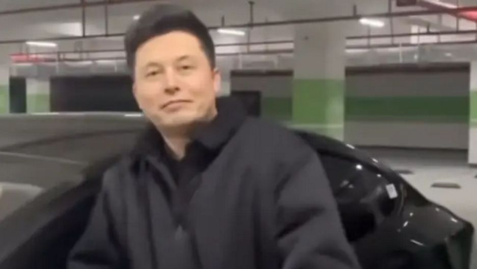 Azjata do złudzenia przypomina z wyglądu Elona Muska