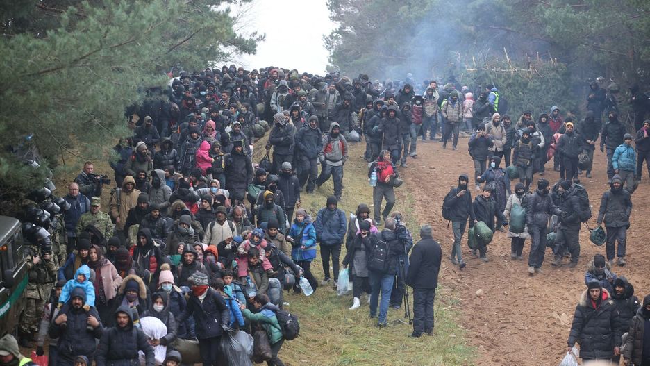 Migranci gromadz? si? przy przej?ciu granicznym w Ku?nicyMigrants head towards the Polish Kuznica border crossing on the Belarusian-Polish border on November 15, 2021. - Thousands of migrants -- most of them from the Middle East -- have crossed or attempted to cross the EU and NATO border since the summer. Western countries have accused the Belarusian regime, which is backed by Russia, of engineering the crisis in retaliation against EU sanctions, charges that Minsk has denied. (Photo by Leonid SHCHEGLOV / various sources / AFP) / Belarus OUTLEONID SHCHEGLOV