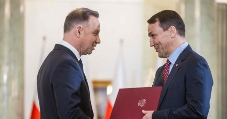 Ambasador chce miliona złotych. Duda wezwany do reakcji