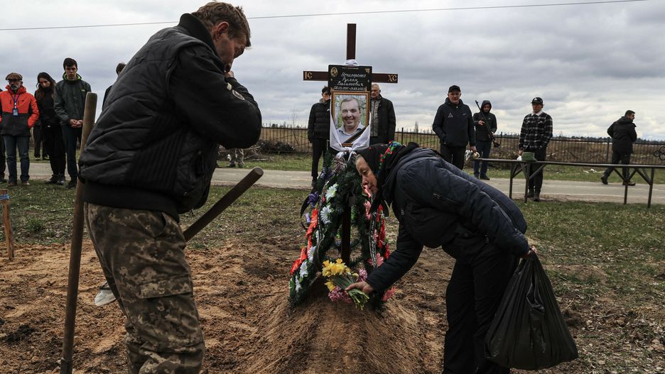 Wojna w Ukrainie - Ekshumacja cia? ofiar z masowych grob�w w BuczyBUCHA, UKRAINE - APRIL 18: Funeral of Ukrainian war victims killed by Russian troops is held as relatives and family members attend burial at city cemetery in Bucha, Ukraine on April 18, 2022. Metin Aktas / Anadolu Agency/ABACAPRESS.COMAA/ABACA