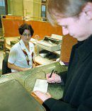 Bankowcy przeganiają klientów sprzed okienek