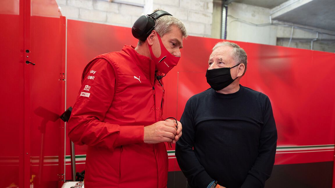 Jean Todt (po prawej) w garażu Ferrari