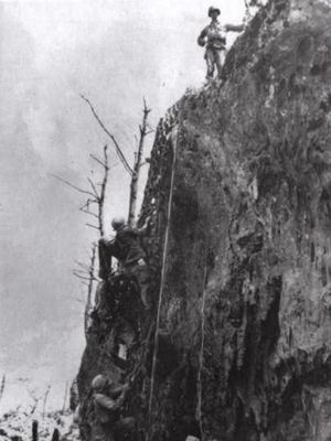 Desmond Doss na szczycie Skarpy Meada na Okinawie, 1945 r. 