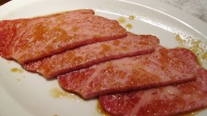 Surowa łopatka wołowa bez kości (mięso i tłuszcz)