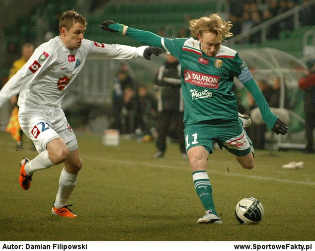 Gabor Straka (biała koszulka) z powodu czerwonej kartki otrzymanej po spotkaniu z Lechem Poznań musi pauzować w drugim meczu