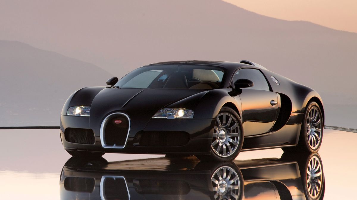 Bugatti Veyron EB 16.4 wszedł do produkcji w 2005 roku. Od tamtego czasu minęła niemal dekada. Mimo to supersamochód produkowany w Alzacji wciąż zachwyca osiągami. Jego 8-litrowe W16 z poczwórnym doładowaniem pierwotnie rozwijało 1001 KM i 1250 Nm. Parametry te pozwoliły uzyskać rekord prędkości maksymalnej auta produkcyjnego równy 408,47 km/h. Próba została podjęta 19 kwietnia 2005 roku.