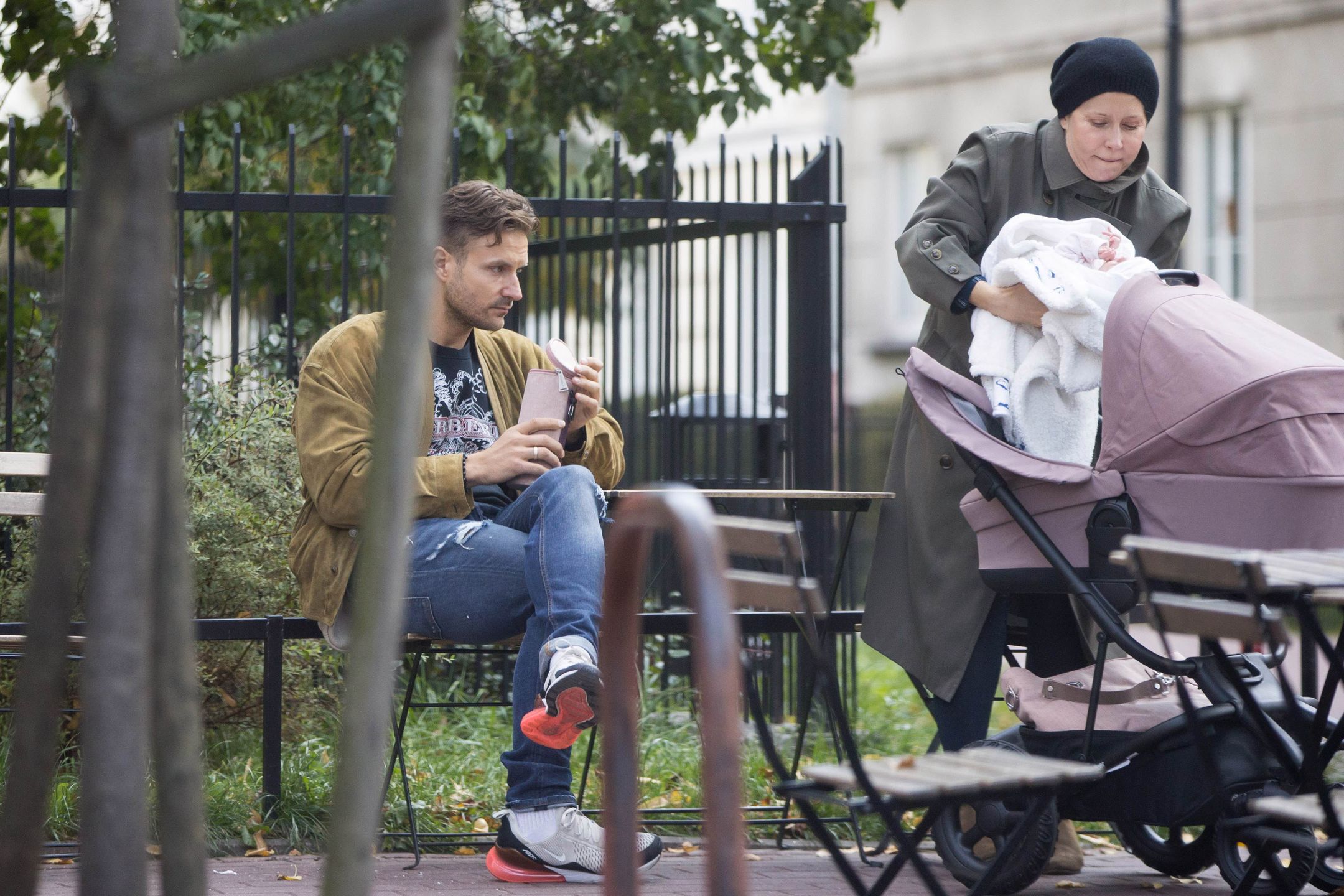 Kasia Warnke i Piotr Stramowski na spacerze z córką