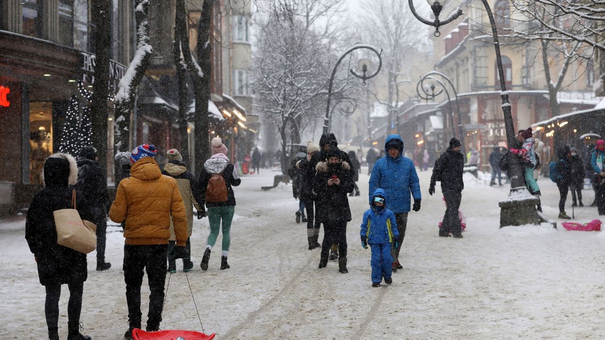 Zdjęcie okładkowe artykułu: PAP / Grzegorz Momot / Turyści przyjechali do Zakopanego
