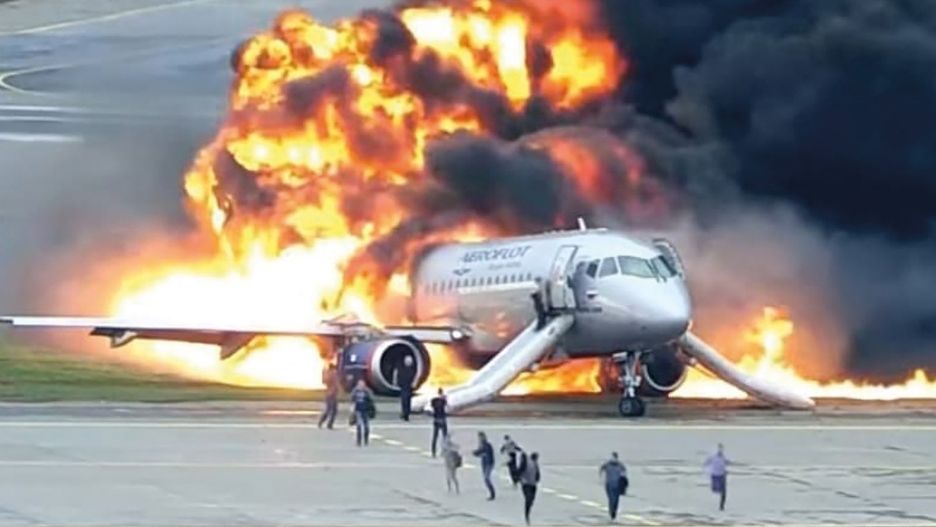 Płonący po awaryjnym lądowaniu Suchoj Superjet 100