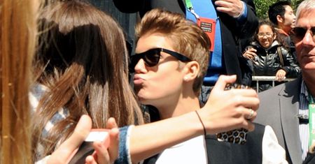 Bieber SYPIA Z FANKAMI! "Wszystkie laski się na to łapią"