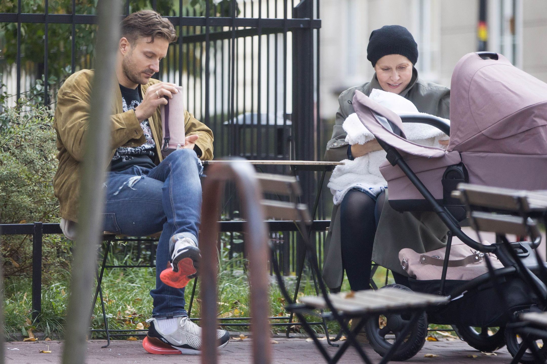 Kasia Warnke i Piotr Stramowski na spacerze z córką