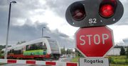 Radziszów: Zderzenie pociągu z pojazdem osobowym na przejeździe kolejowym pod Krakowem. Poszkodowany został kierowca samochodu