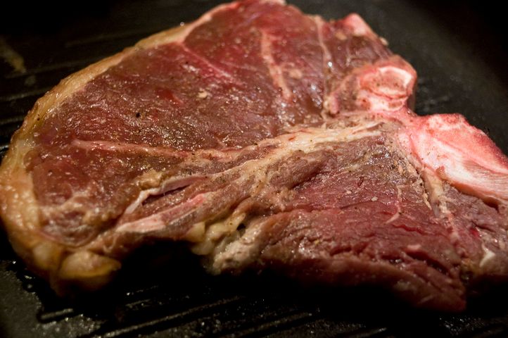 Surowy rostbef wołowy T-bone (mięso i tłuszcz)