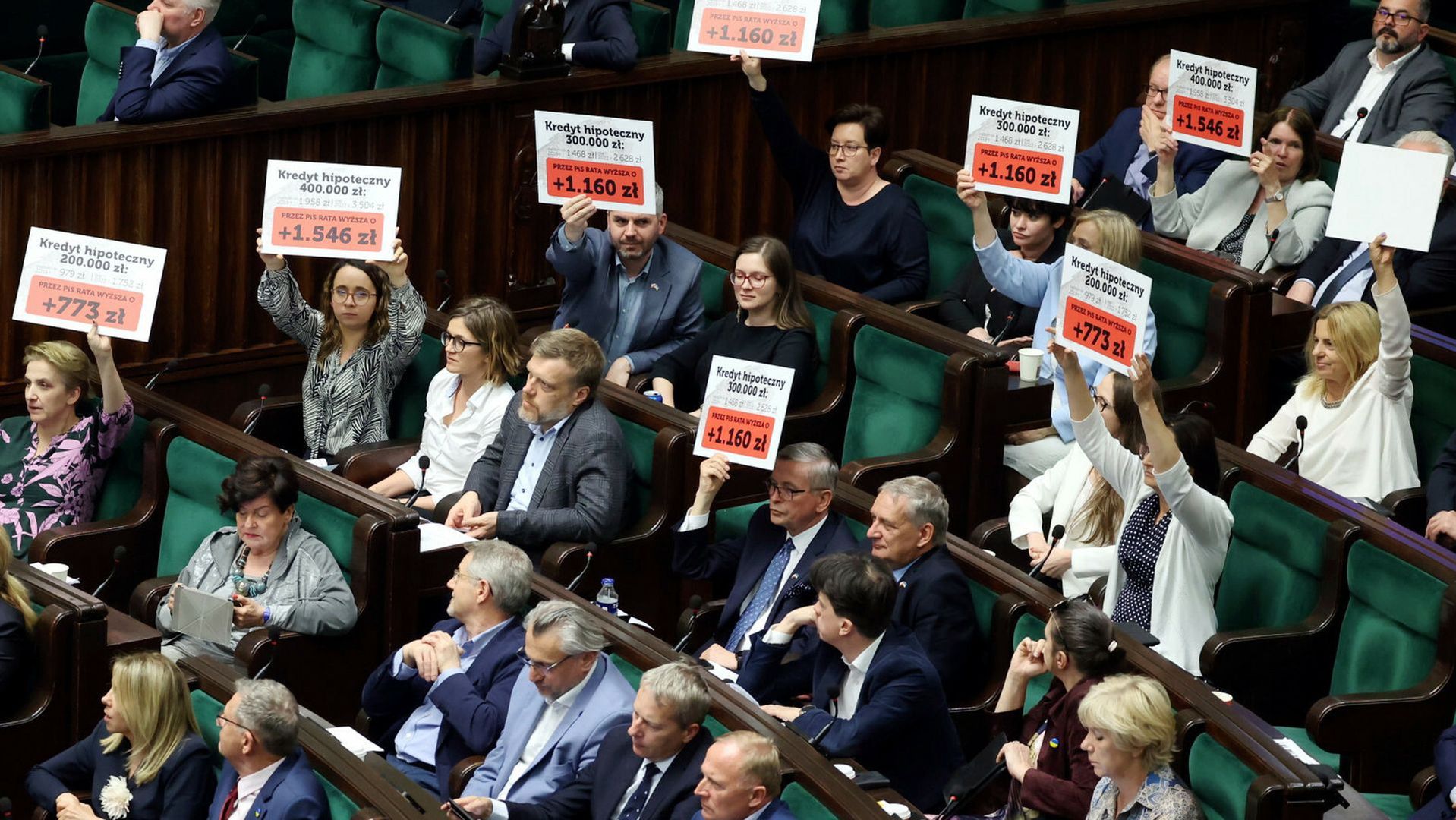 Posłowie opozycji pokazują, jak bardzo wzrosły raty kredytów. Sejm, 12 maja 2022 roku
