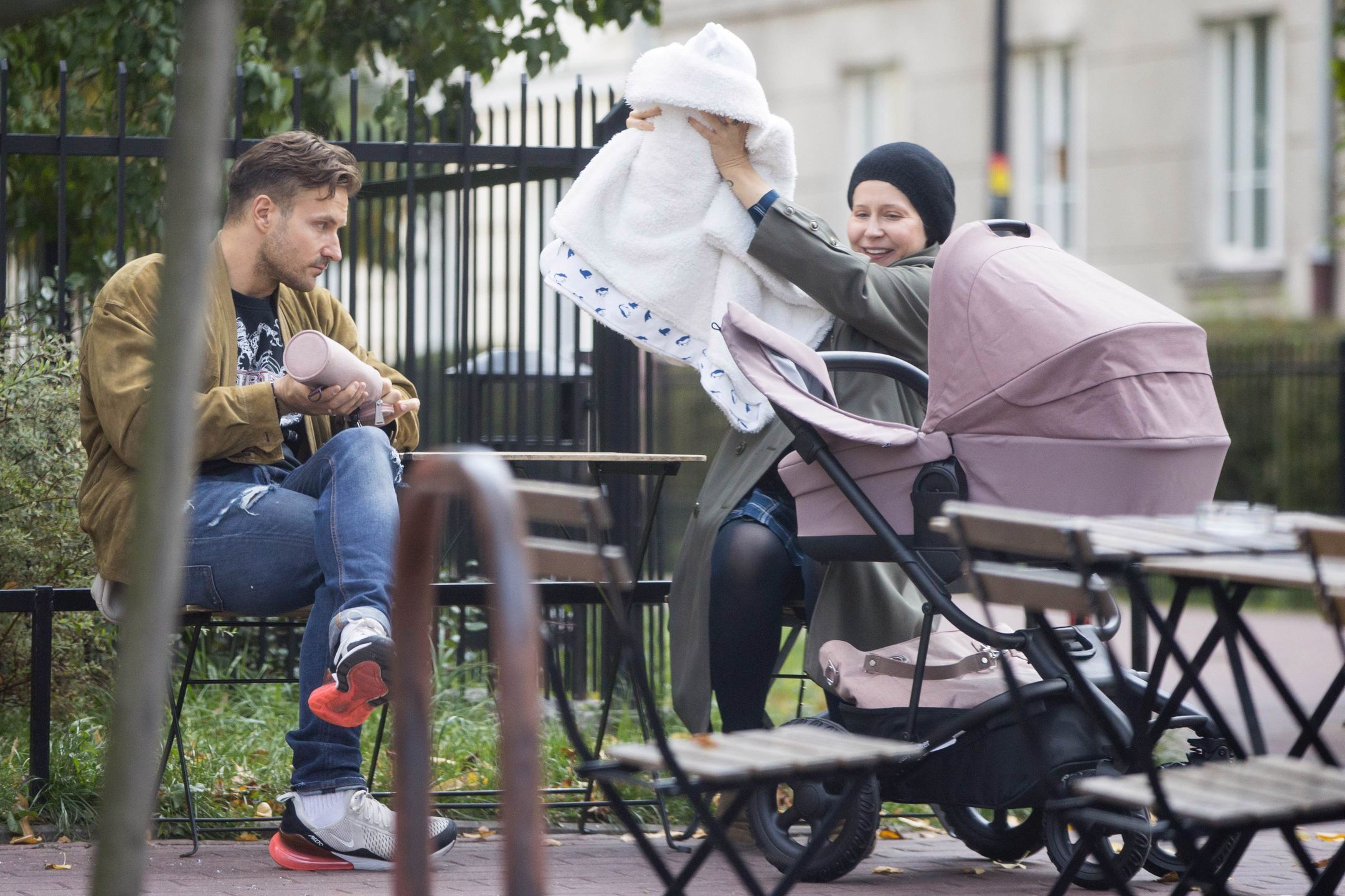 Kasia Warnke i Piotr Stramowski na spacerze z córką