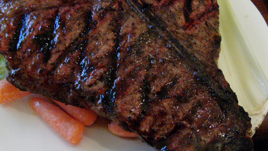 Grillowany rostbef wołowy T-bone (mięso i tłuszcz)