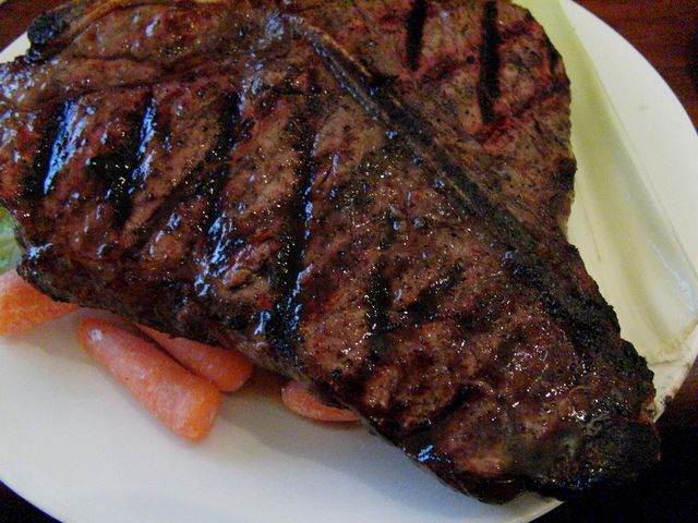 Grillowany rostbef wołowy T-bone (mięso i tłuszcz)