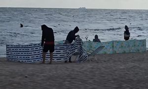Była godz. 7:31. "Polacy nie śpią, rezerwują plażę". Nagranie z Władysławowa