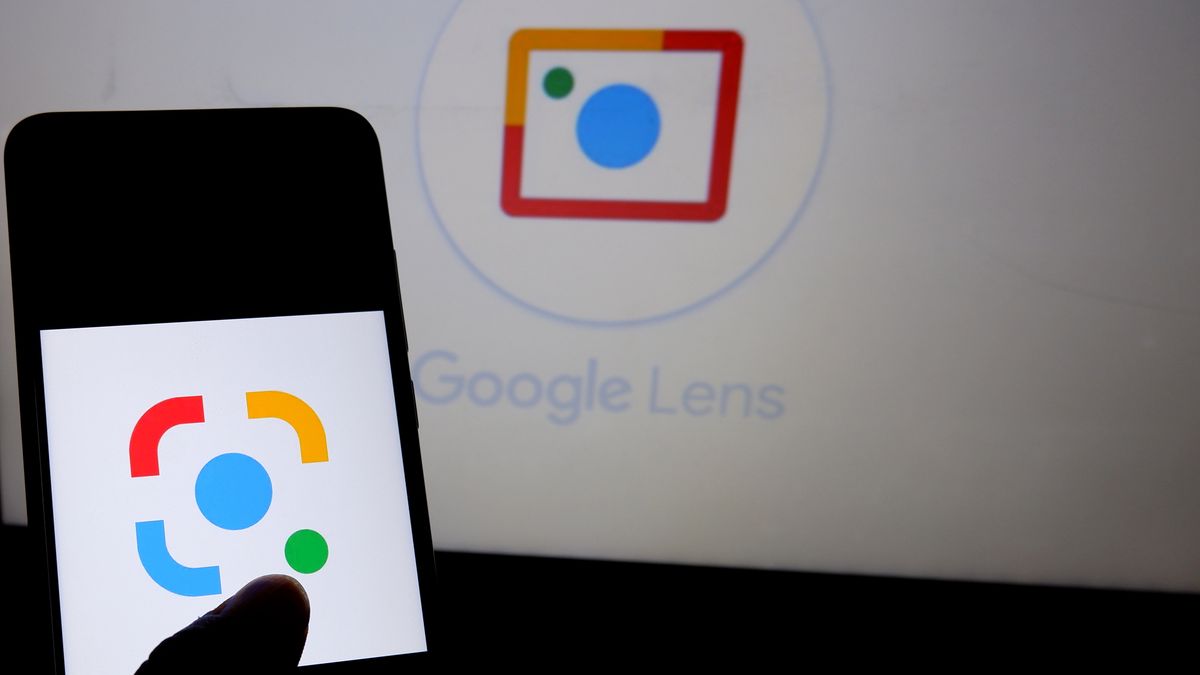 INDIA - 2019/07/31: In this photo illustration an image recognition technology application of Google name Google Lens logo seen displayed on a smartphone. (Photo Illustration by Avishek Das/SOPA Images/LightRocket via Getty Images)