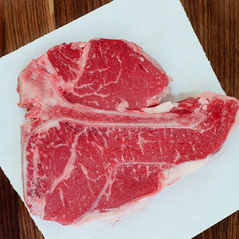 Surowy rostbef wołowy T-bone (mięso i tłuszcz, III klasa mięsa)