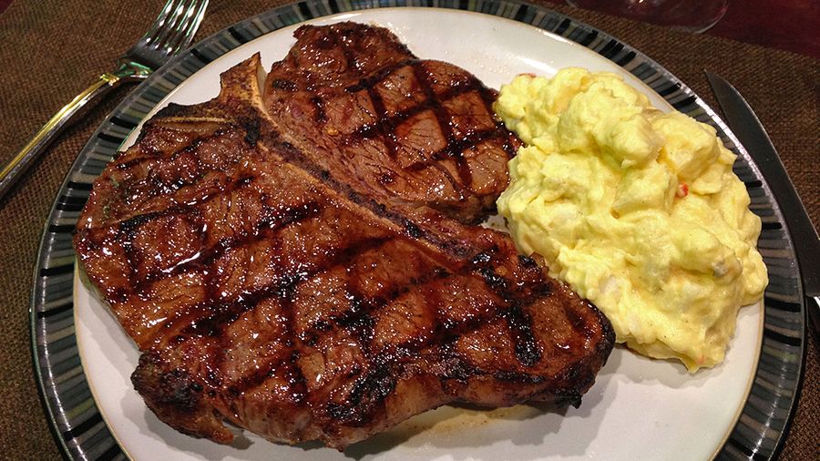 Grillowany rostbef wołowy T-bone (mięso i tłuszcz, III klasa mięsa)