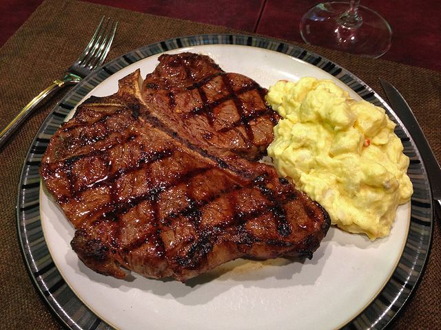 Grillowany rostbef wołowy T-bone (mięso i tłuszcz, III klasa mięsa)