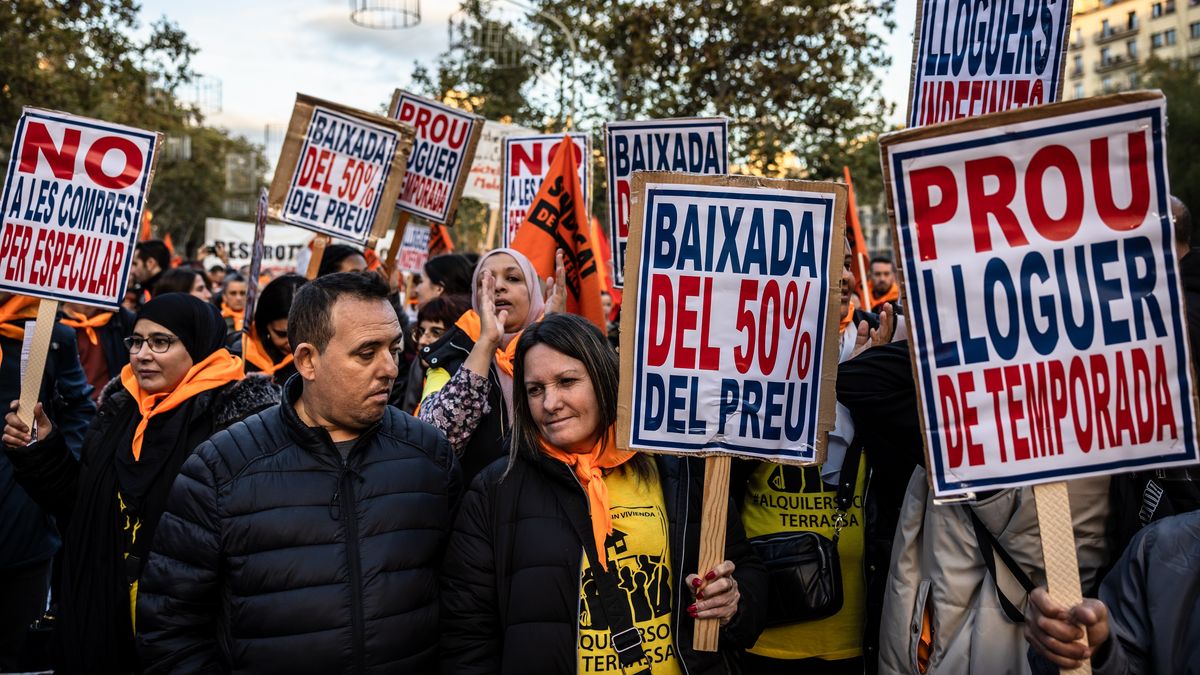 Protestors Demonstrate Against High Rental Apartment Costs
Demonstrators protest against the rent prices at Plaza Urquinaona in Barcelona, Spain, on Saturday, Nov. 23, 2024. Residents in Barcelona have been blaming tourism for the local housing crisis and soaring rent. Photographer: Angel Garcia/Bloomberg via Getty Images
Bloomberg
spanish, e.u., eu, demonstration, spain economy, rally, demonstrations, european, catalan, euro members, protests, barcelona, protestors, emea, unrest, tourists, protests, strikes, demonstrators, government news