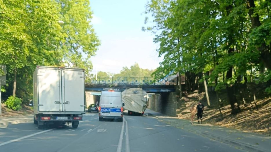 TIR nie zmieścił się pod wiaduktem.