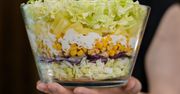 Murowany hit na Wielkanoc. Sałatka warstwowa przebije nawet ulubioną jarzynową