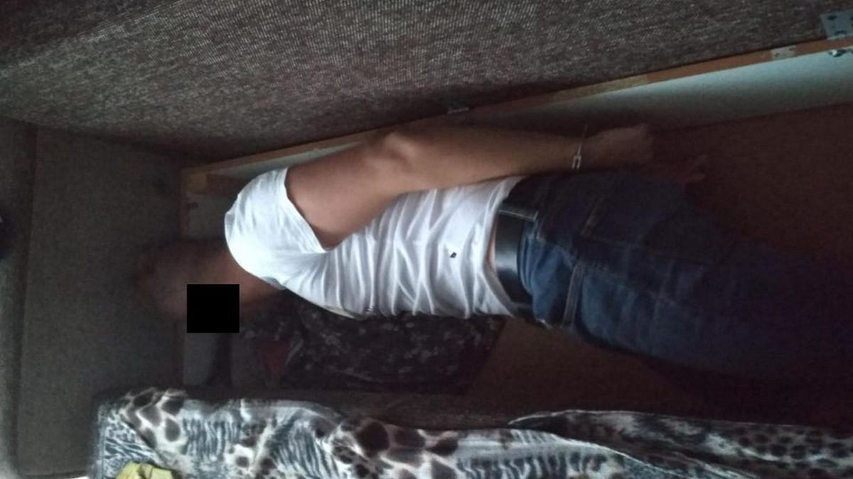 Poszukiwany 33-latek schował się przed funkcjonariuszami stołecznej policji w wersalce