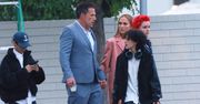 Zakłopotani obecnością paparazzi Jennifer Lopez i Ben Affleck trzymają się za ręce, krocząc z dziećmi do szkoły. Kryzys minął? (FOTO)