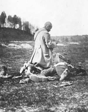 Kapelan udziela ostatniego namaszczenia polskiemu żołnierzowi w czasie wojny polsko-bolszewickiej 