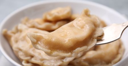 Dodaję 1 łyżkę, aby się nie sklejały. Zobaczyłam, jak robią to w restauracji