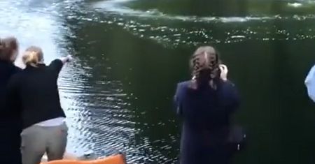 Na wodzie pojawiła się plama. Nie dowierzali w to, co stało się później