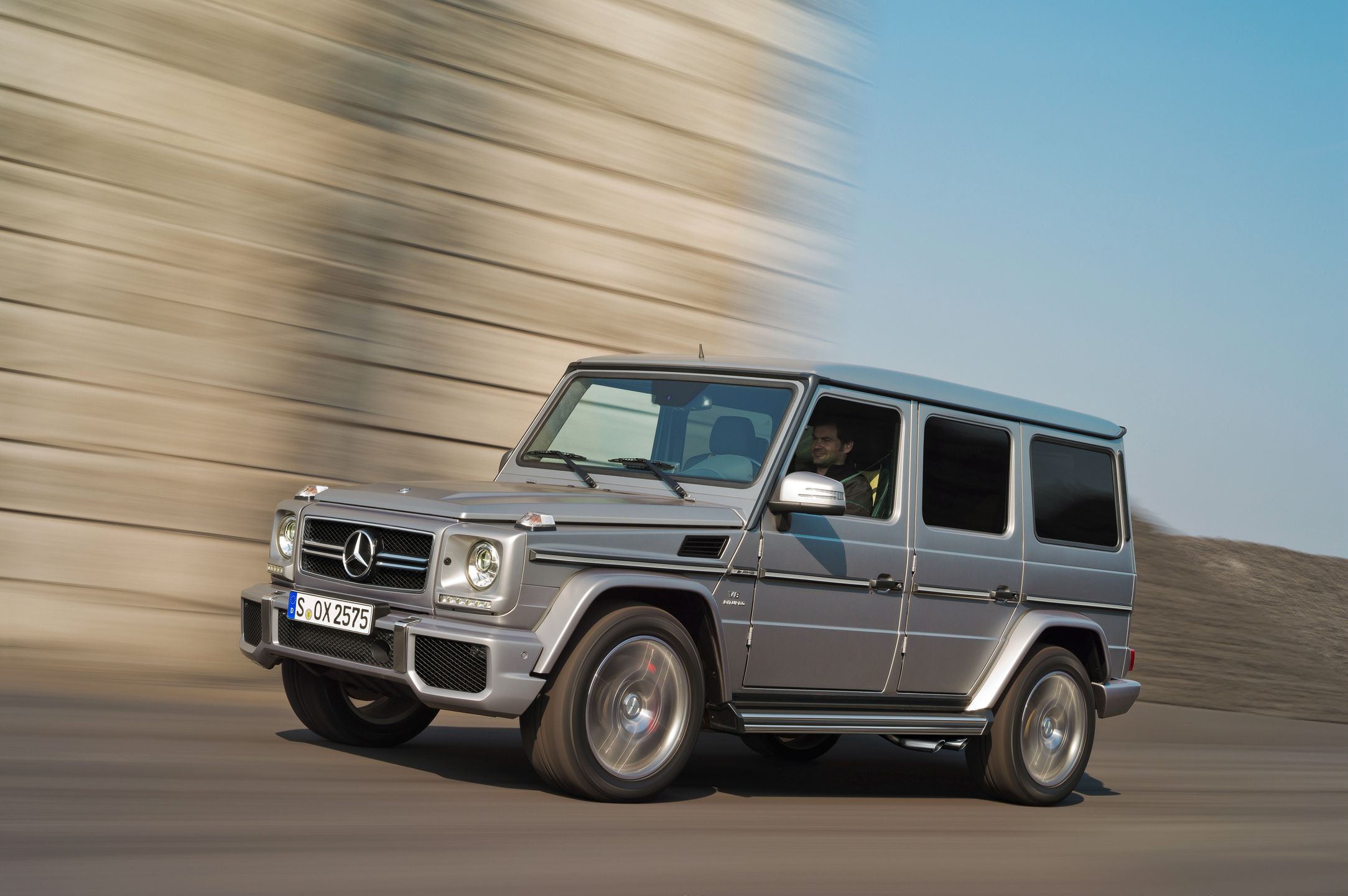 Mercedes Klasy G to bez wątpienia najbardziej ekskluzywny samochód terenowy świata. Jest jak Rolls-Royce wśród terenówek. 
