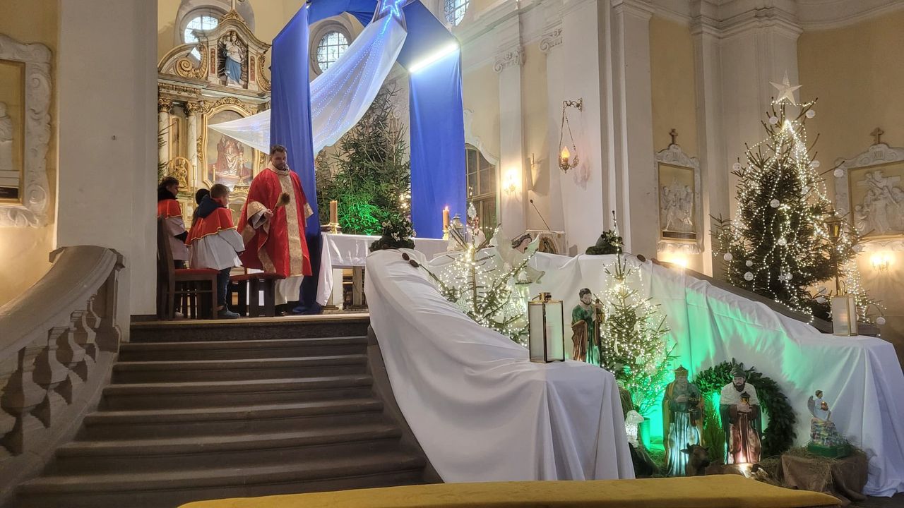 Ksiądz nagle zasłonił się na mszy. Wierni wybuchli śmiechem