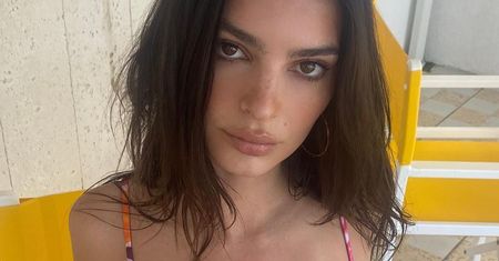 Emily Ratajkowski w mikroskopijnym bikini. Więcej odkrywa, niż zasłania