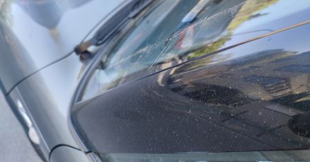 Żółty nalot na karoserii to nie pył znad Sahary. Jeden błąd może cię sporo kosztować
