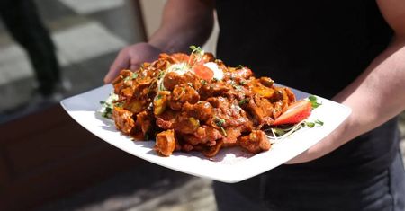 Ten placek po węgiersku waży 3 kg. Zjesz go sam, dostaniesz 100 zł
