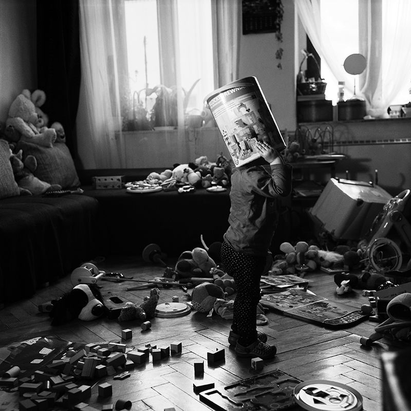 Zabawki, czarno-białe, kwadratowe fotografie i pytanie „być czy mieć" 3