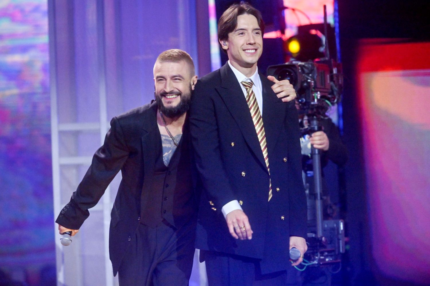 Sopot SuperHit Festiwal 2023. Dawid Kwiatkowski na scenie z bratem